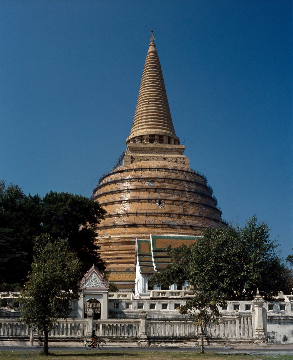 Pohled na buddhistický chrám od School Thai