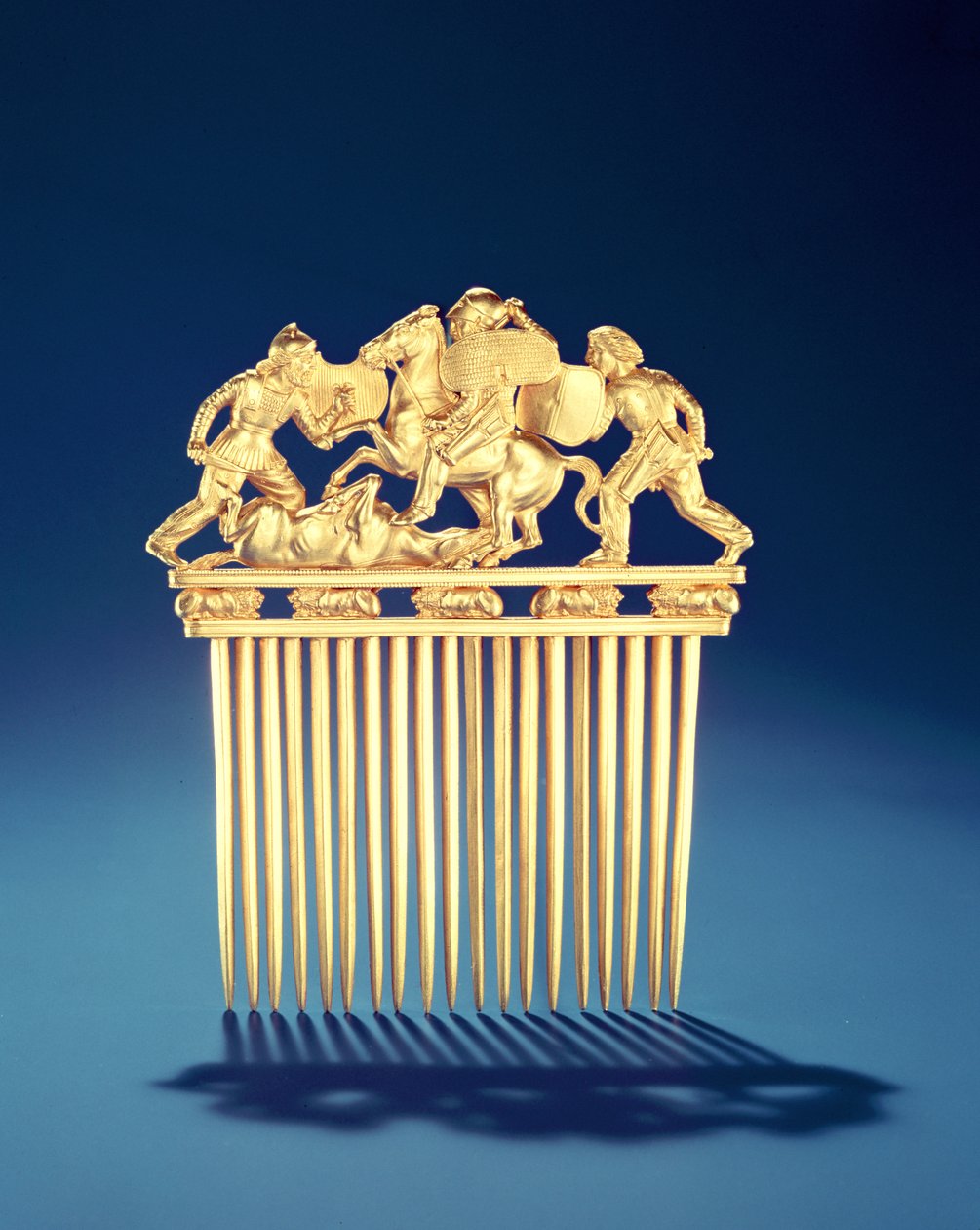 Přední strana skytského hřebene, z mohyly Solokha, Step (zlato) (revers viz 89699) od Scythian
