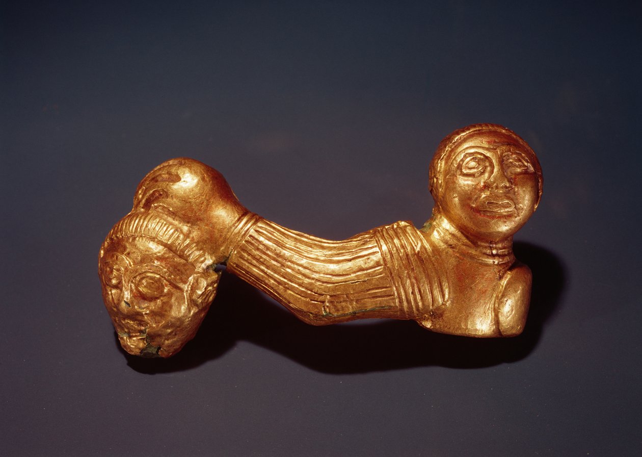 Odznak s bojovníkem držícím hlavu (bronz) od Scythian
