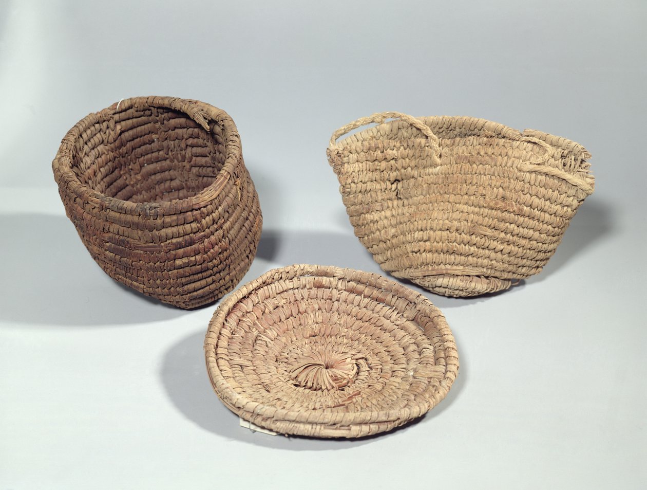 Dva koše a kryt (tkané palmové listy) od Second Intermediate Period Egyptian