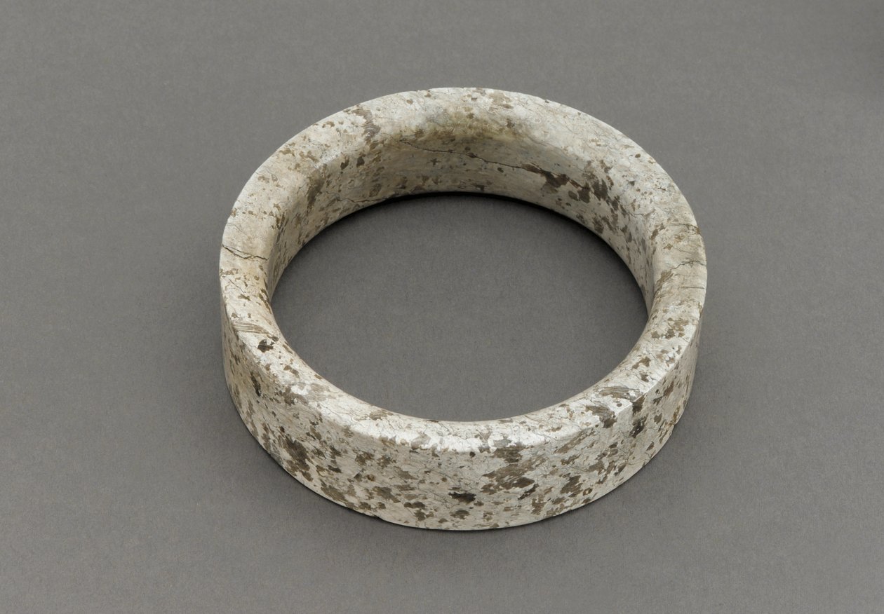 Bracelet (jade) od Shang Dynasty Chinese School