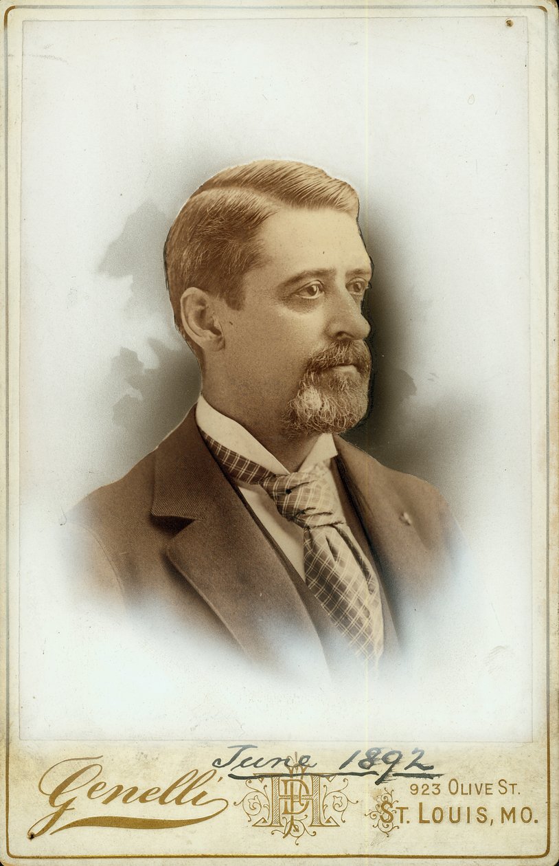 Poprsí portrét Charlese Guille Warnera v obleku a vzorované kravatě od St. Louis Genelli