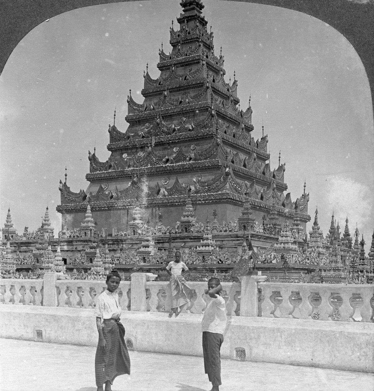 Arakanská pagoda, Mandalay, Barma, 1908. od Stereo Travel Co