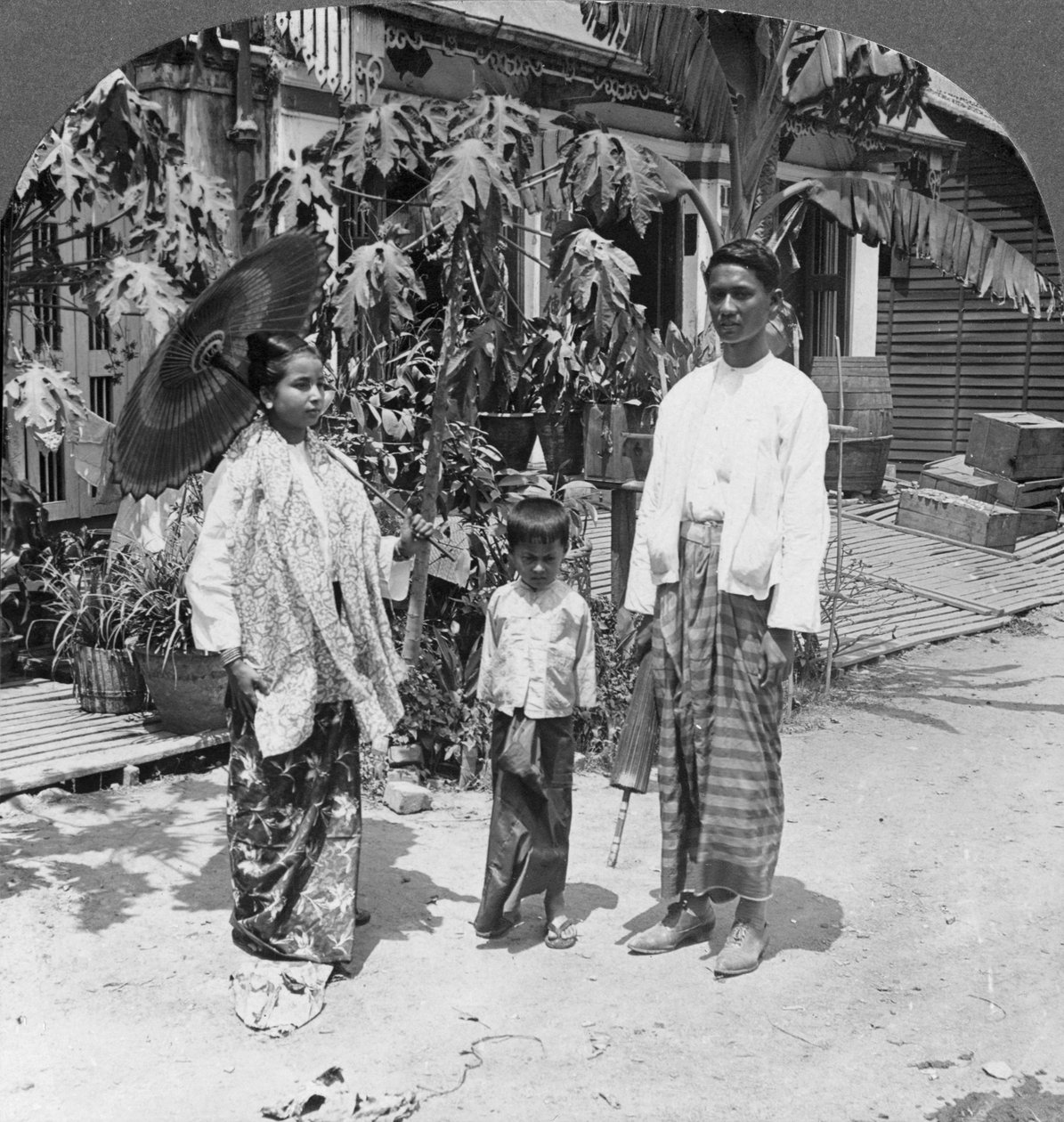 Barmská rodina, Rangún, Barma, 1908 od Stereo Travel Co