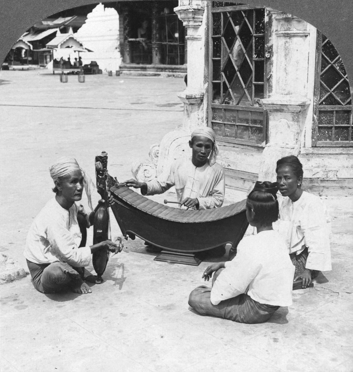 Hudebníci, Shwedagon Pagoda, Rangún, Barma, 1908 od Stereo Travel Co