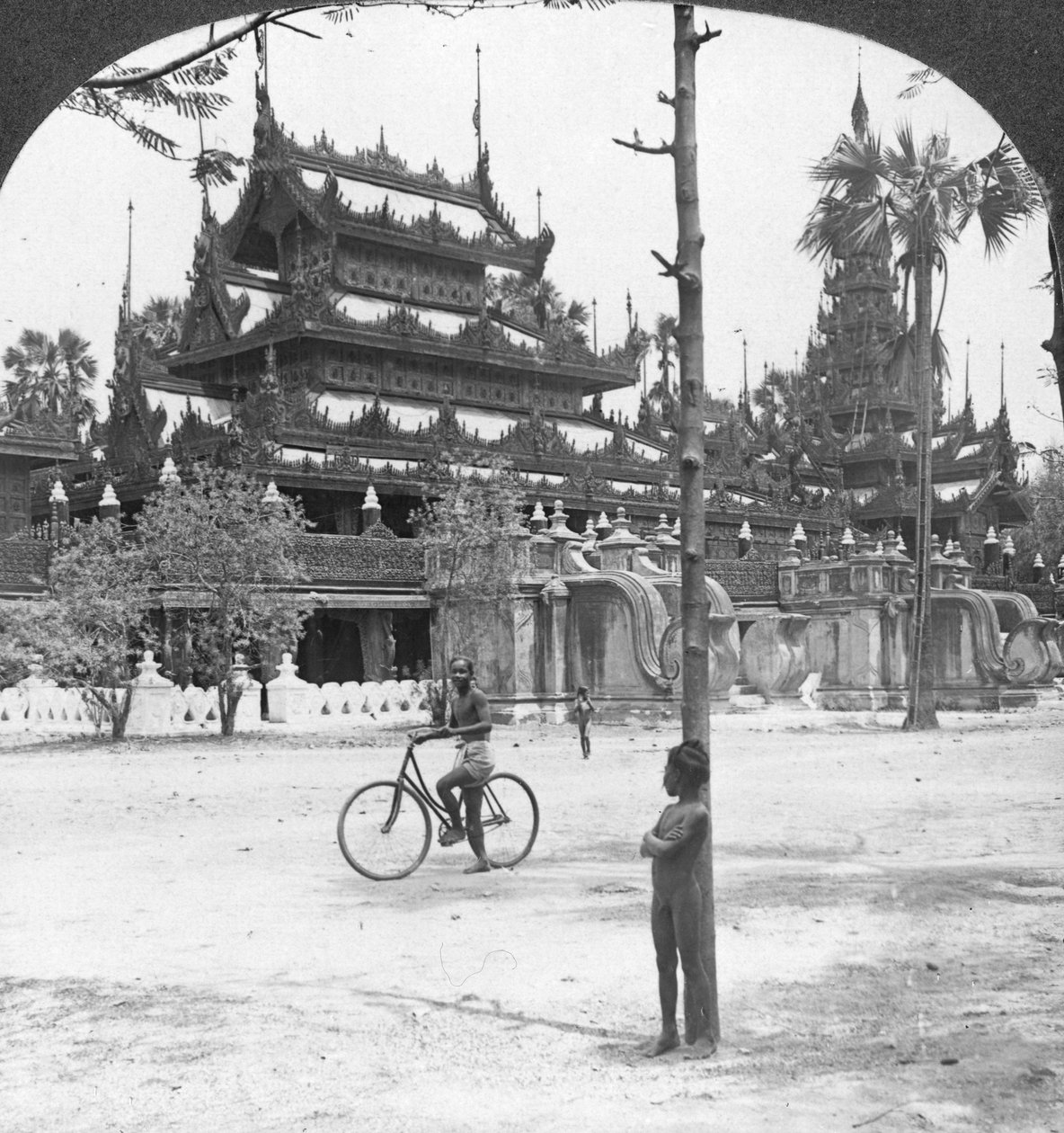 Zlatý klášter Queens, Mandalay, Barma, 1908. od Stereo Travel Co