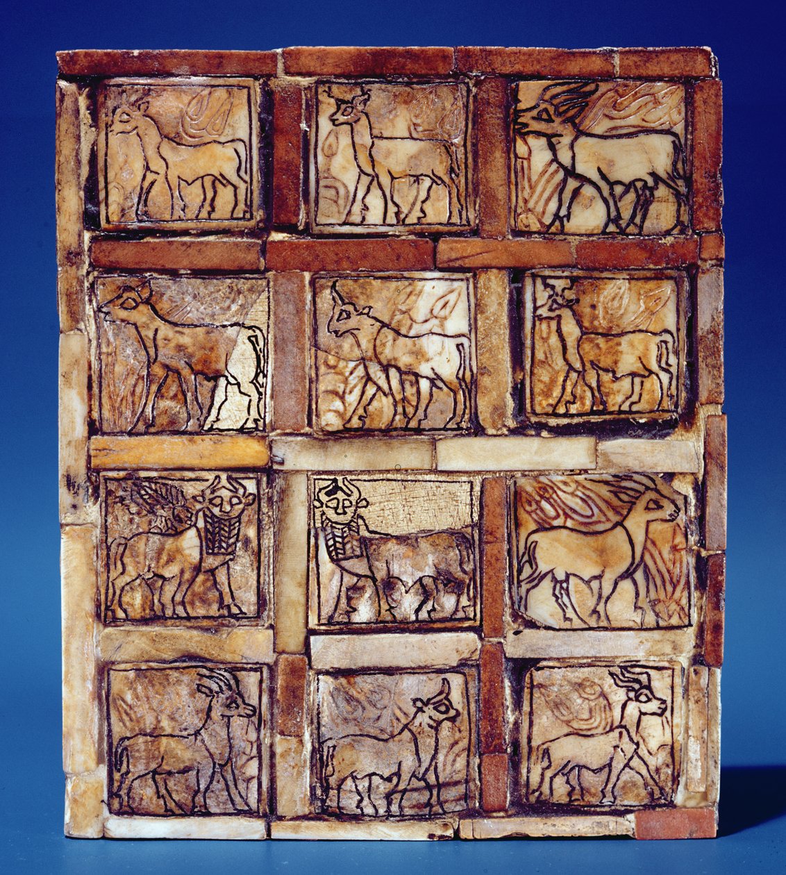 Hrací deska zobrazující zvířata z pole a lesa, z Iráku, cca 2500 př. n. l. (dřevo) od Sumerian