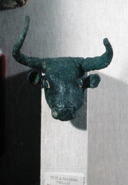 Hlava býka s královským sumerským nápisem, držák na kus nábytku nebo na harfu, z Telloh (starověké Girsu) rané dynastické období, cca 2500-2400 př. n. l. (měď) (viz také 65105) od Sumerian