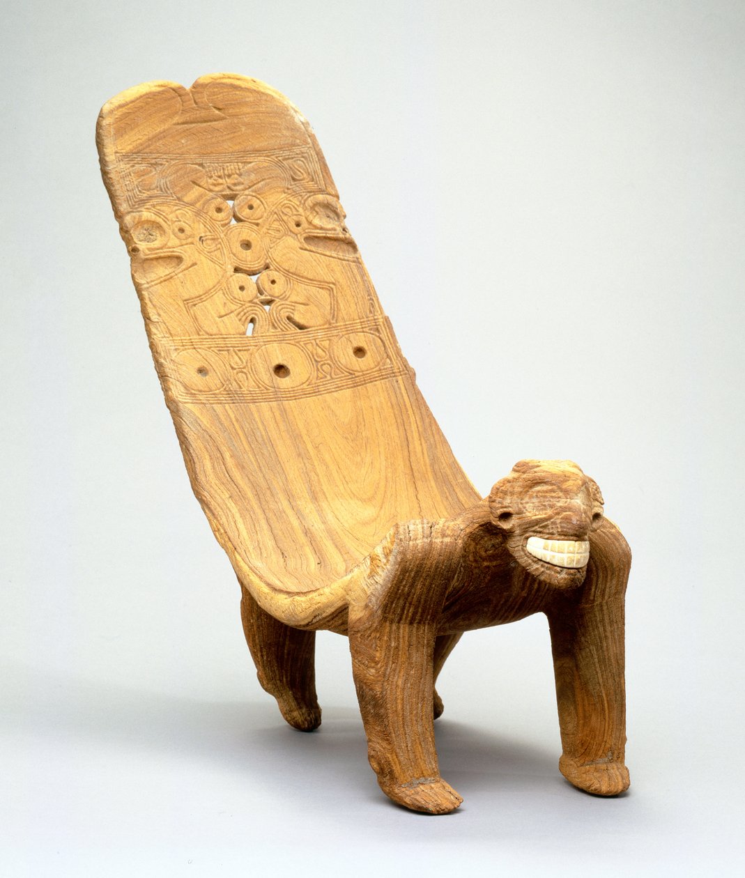 Duho (dřevo a kapustňáková kost) od Taino Culture