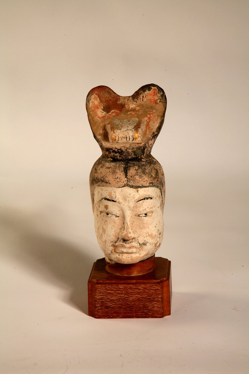 Vedoucí civilního úředníka na evropském dřevěném stojanu, z hrobky v severní Číně, 618-705 (červená kamenina) od Tang Dynasty Chinese School
