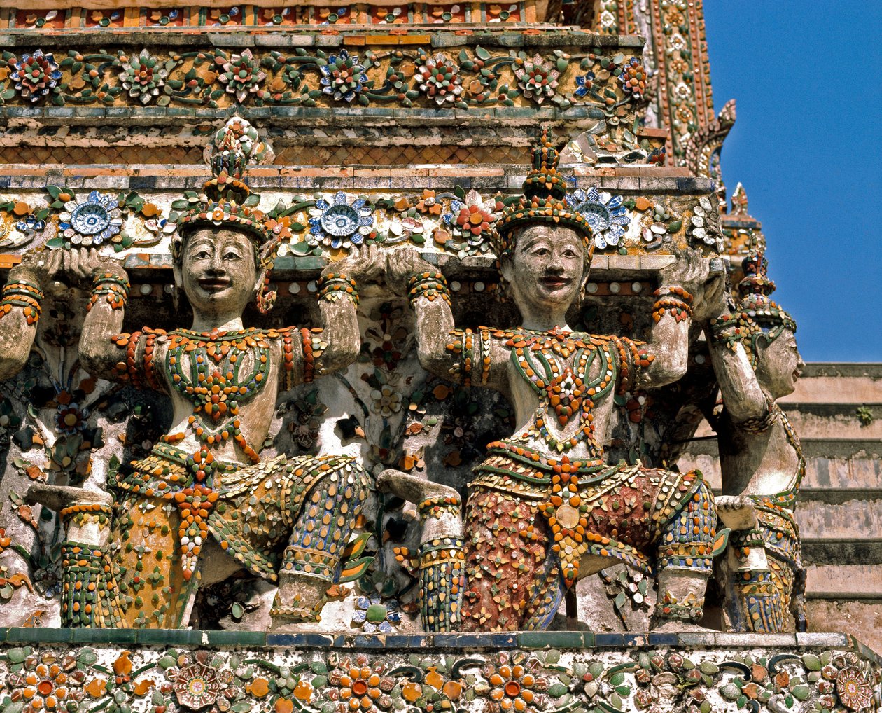 CCaryatids chrámu Wat Arun od Thai School