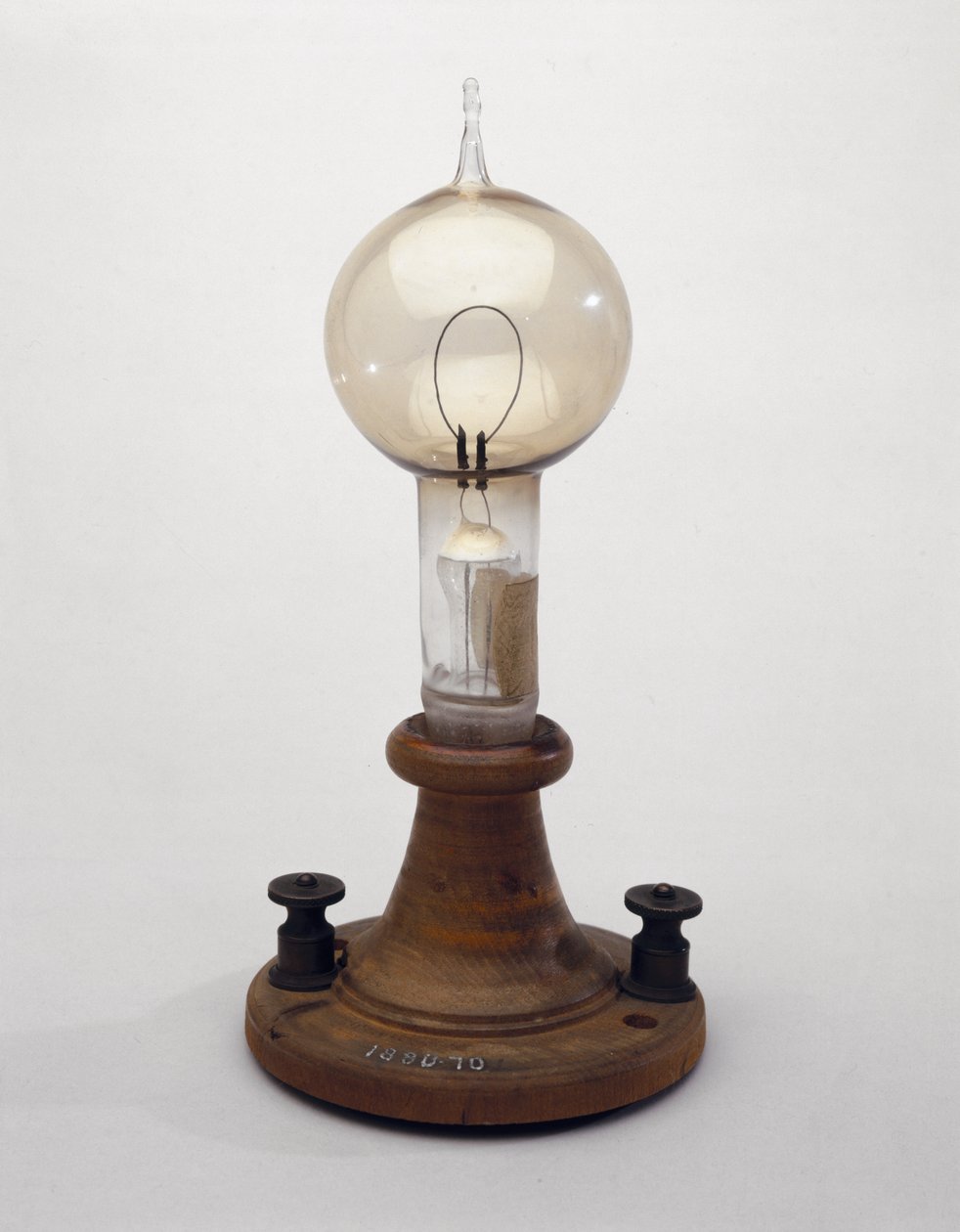Elektrické vlákno, 1879 (sklo a dřevo) (viz také 3197 a 259549-50) od Thomas Alva Edison