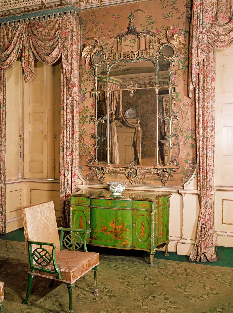 Komoda a židle ve státní ložnici v Nostell Priory, Yorkshire (zelený a zlatý lak) od Thomas Chippendale