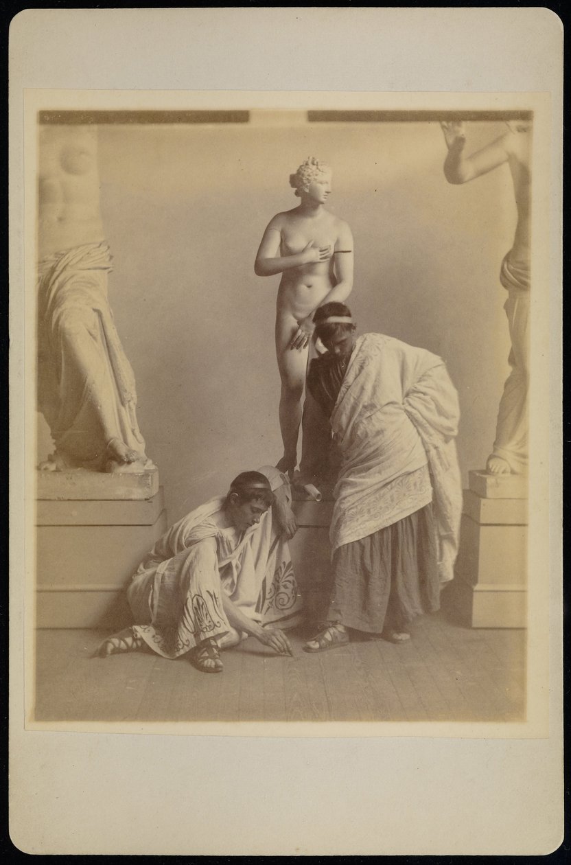 (Dva studenti v řeckém kostýmu před sádrovým odlitkem Afrodity v sádrovně Pen... od Thomas Eakins