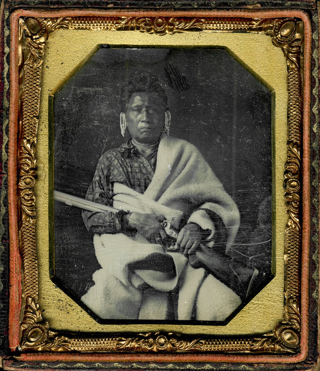 Portrét Nacheninga [No Heart of Fear], Iowa. Nacheninga drží v rukou zbraň a je zabalená v silné dece. od Thomas M. Easterly