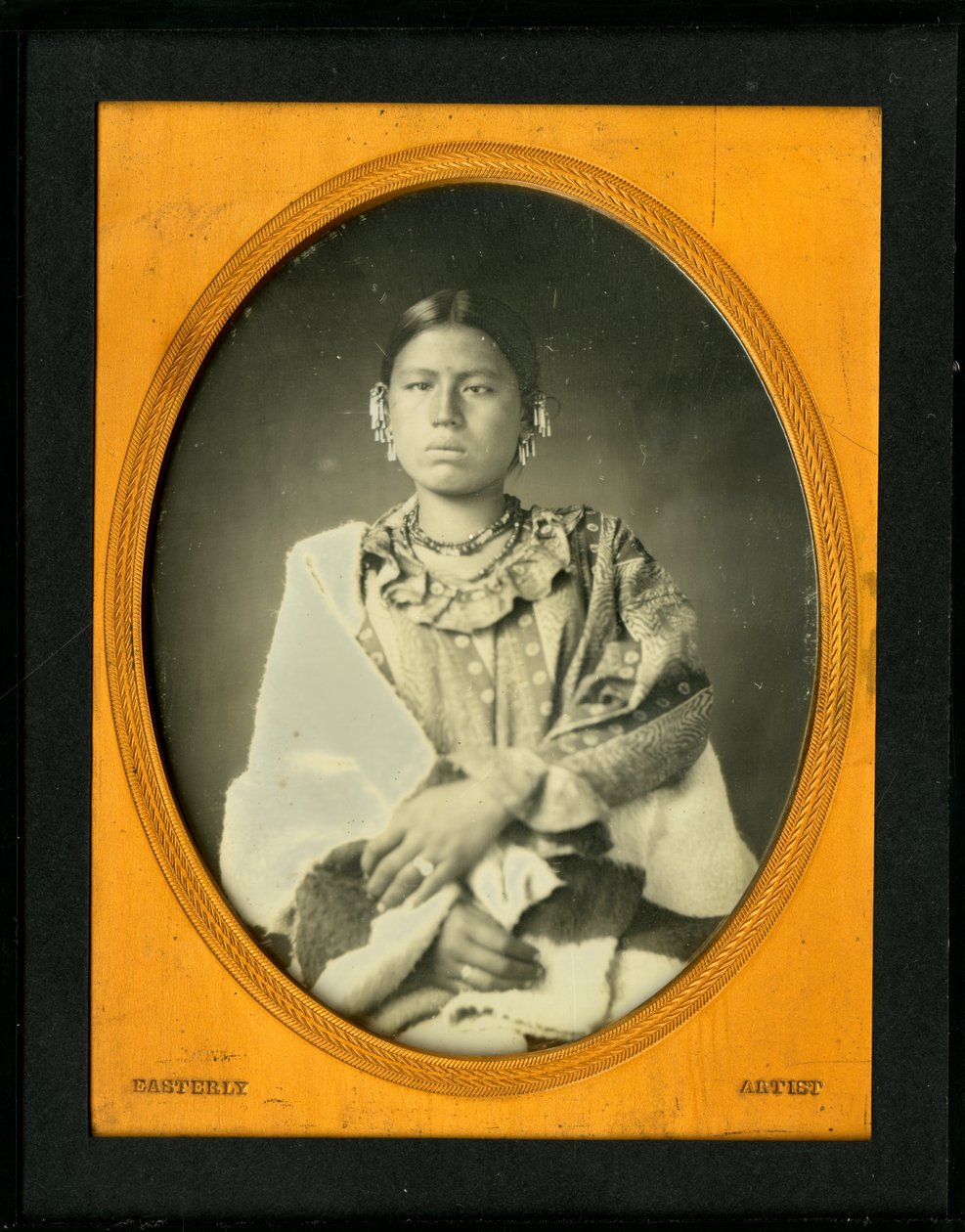 Portrét manželky Mahee (Knife), Iowa. (Kun-zan-ya). Maheeho manželka nosí kolem sebe tlustou deku a korálkové šperky. od Thomas M. Easterly