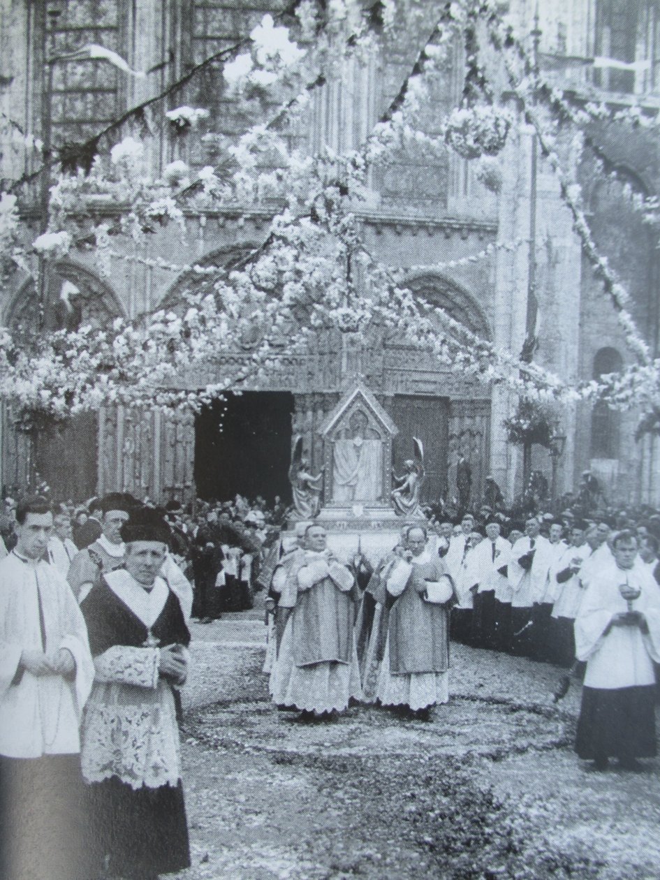 Průvod závoje Panny Marie před královským portálem katedrály Notre-Dame de Chartres.) od Thomon