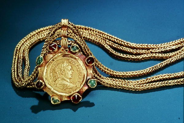 Mince z doby Caracallasovy vlády na přívěsku, 249 (zlato) od Thracian