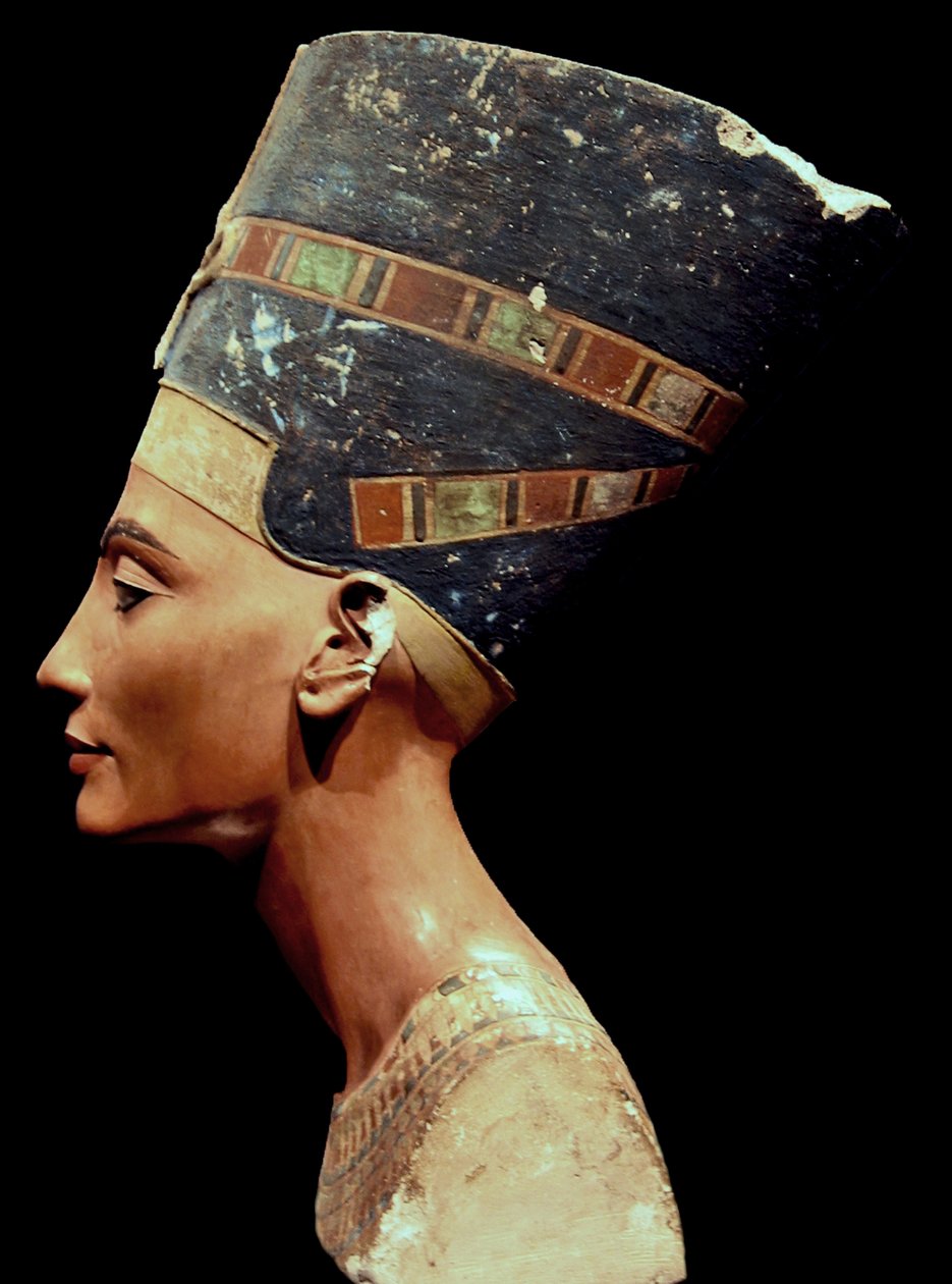 Busta Nefertiti_(vpravo) od Thutmose Thutmose