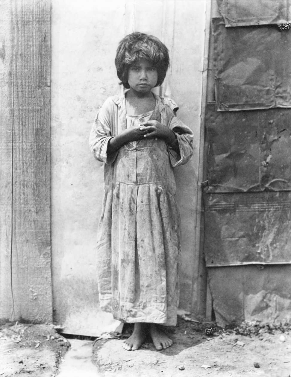 Dívka v „Colonia de Bolsa“, Mexico City, 1928 od Tina Modotti