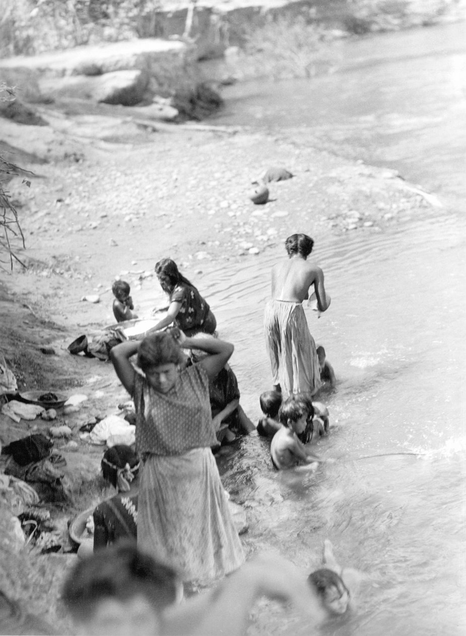 Mytí u řeky poblíž Tehuantepec, Mexiko, 1929 od Tina Modotti