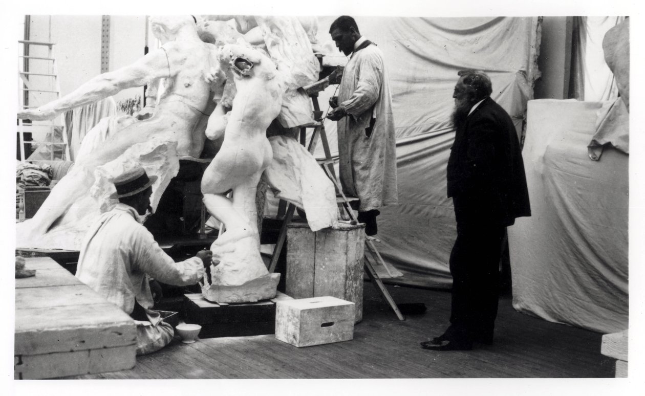 Auguste Rodin (1840-1917) ve svém pařížském ateliéru sleduje stavbu sochy, 1905 od Unbekannt Unbekannt