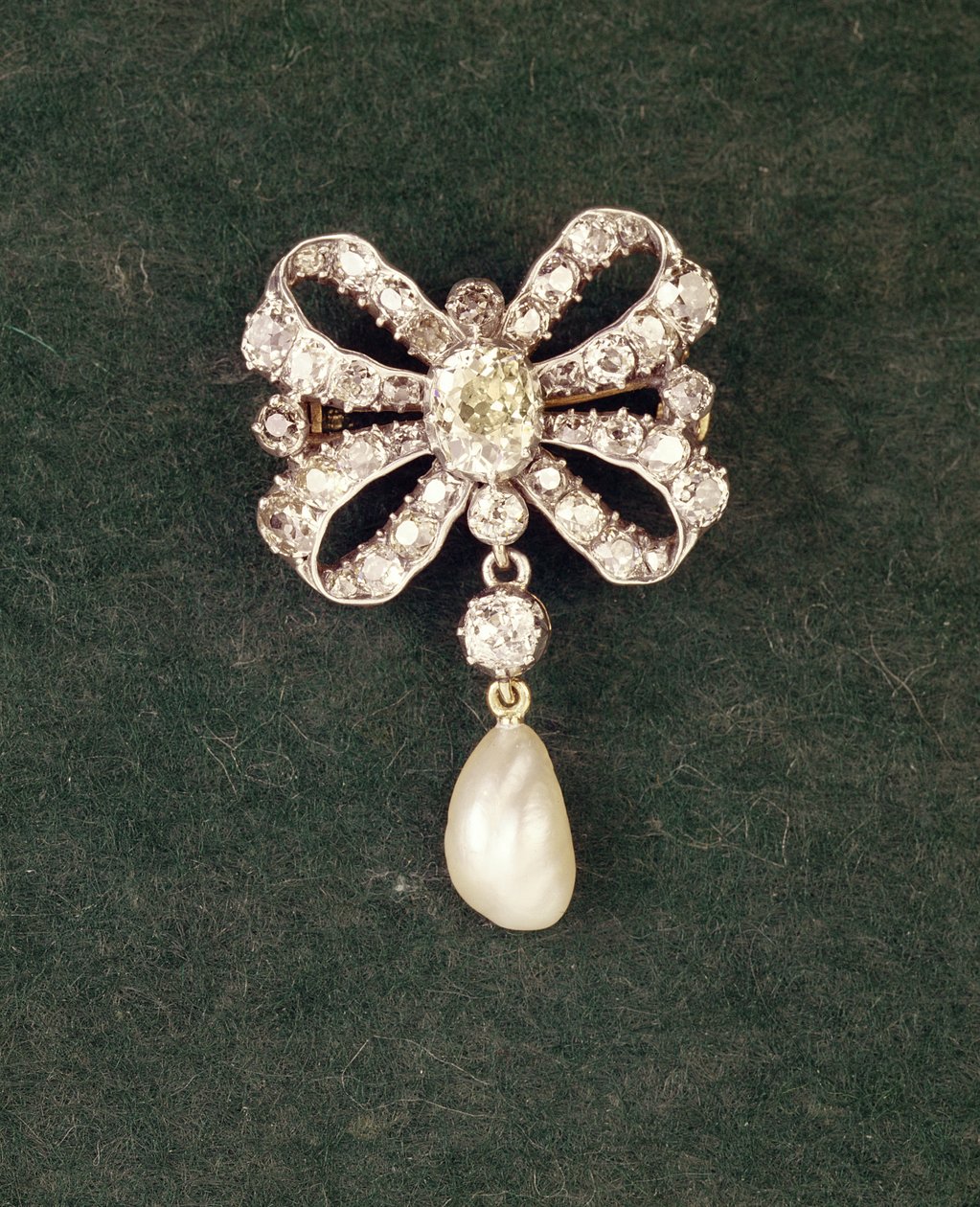 Diamantová brož se zavěšenou perlou, diamantem c.1760 a perlou od Unbekannt Unbekannt
