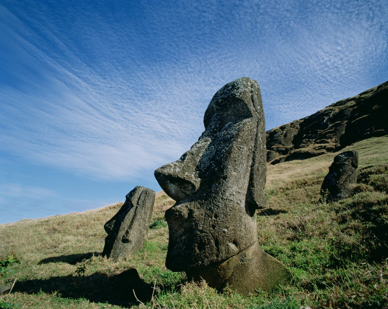 Monolitické sochy v lomu Rano Raraku, cca 1000-1600 od Unbekannt Unbekannt