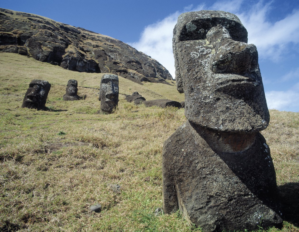 Monolitické sochy v lomu Rano Raraku, cca 1000-1600 od Unbekannt Unbekannt