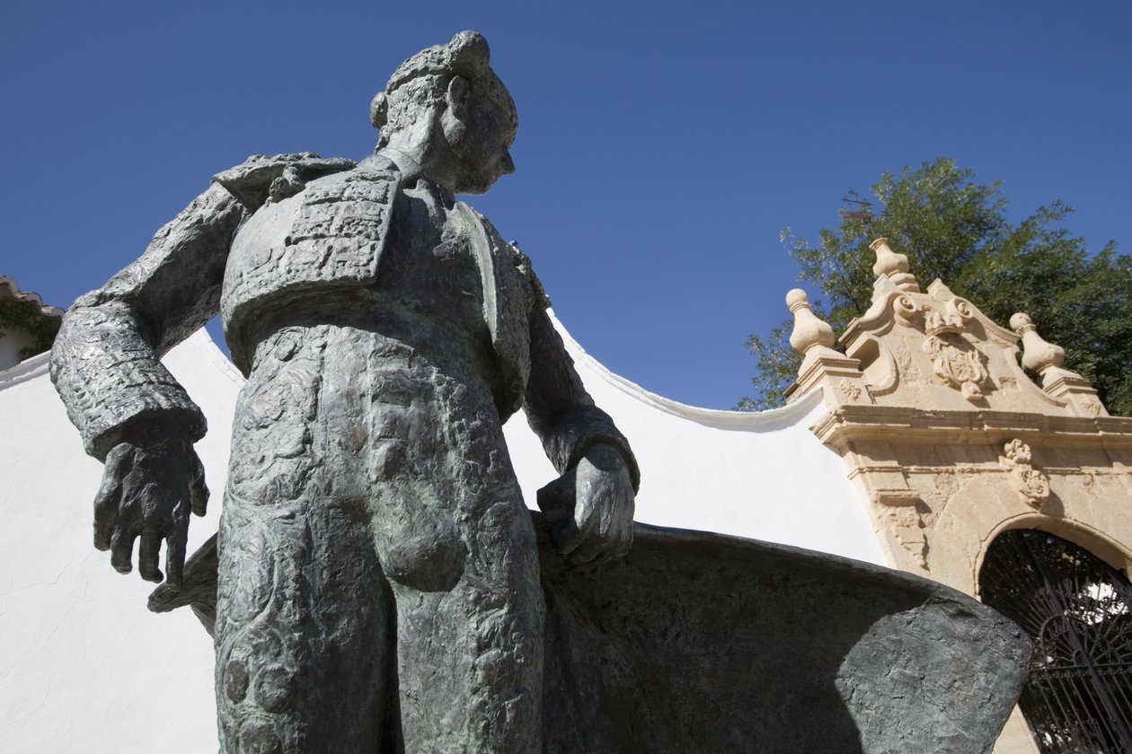 Socha Cayetano Ordonez mimo arénu od Unbekannt Unbekannt