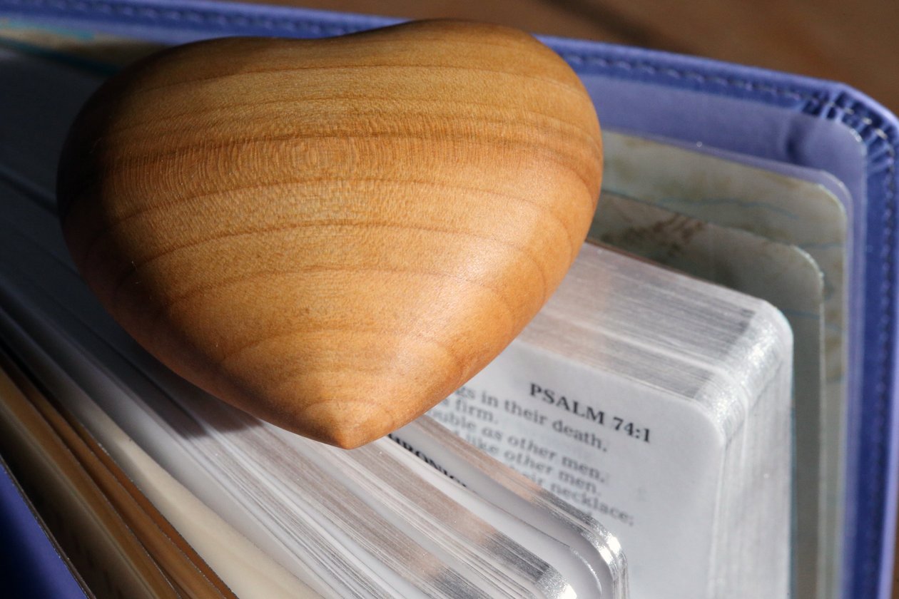 20160120 Vyřezávané dřevěné srdce na svaté Bibli od Unbekannt