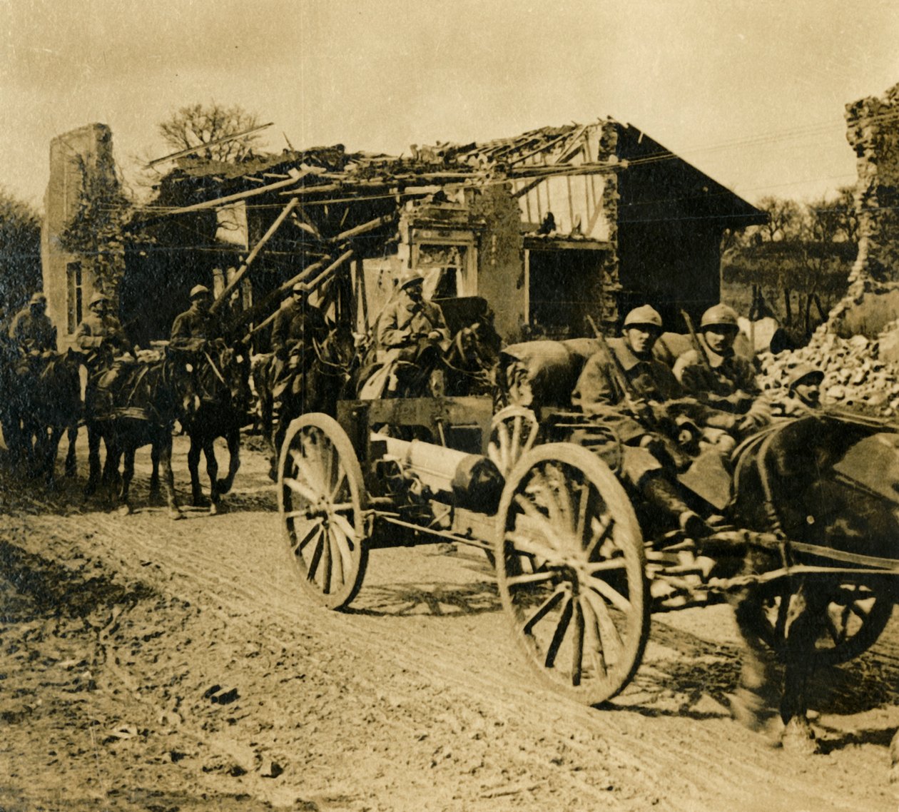 Dělostřelectvo procházející Beauzée, severní Francie, c1914-c1918 od Unbekannt