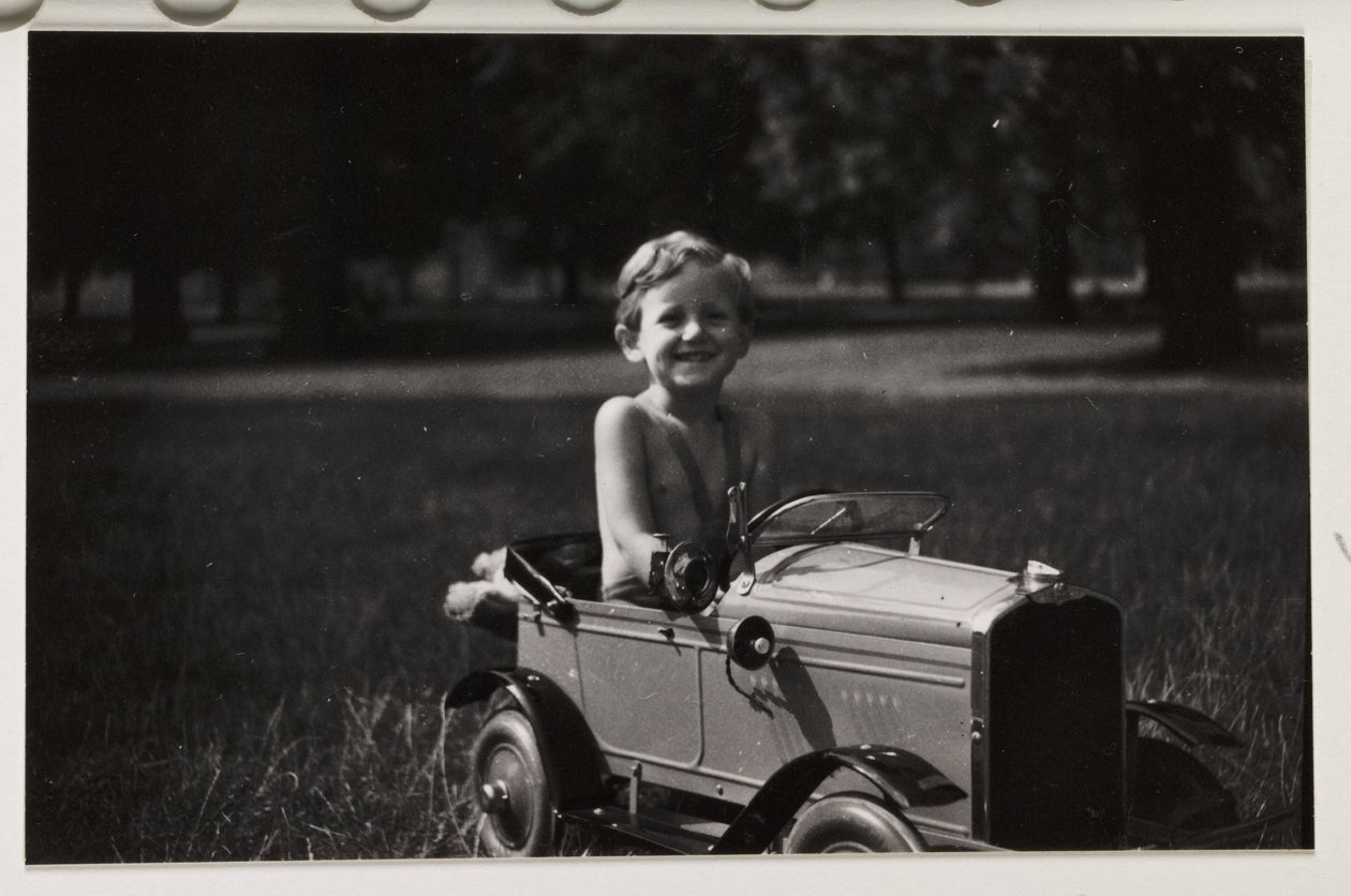 Chlapec řídí šlapací auto, c 1930 od Unbekannt