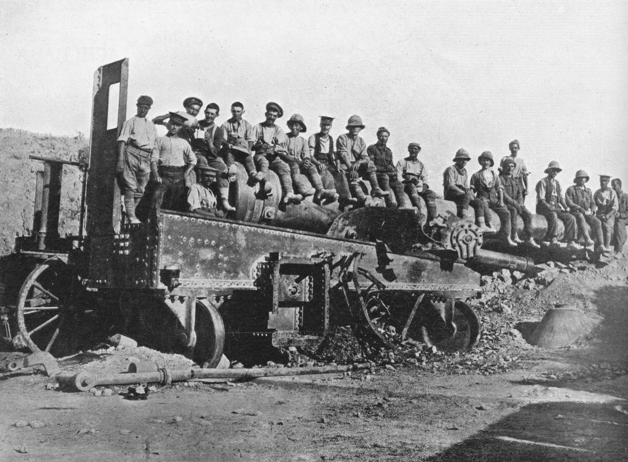 Britští vojáci na zničené turecké zbrani, 1915 od Unbekannt