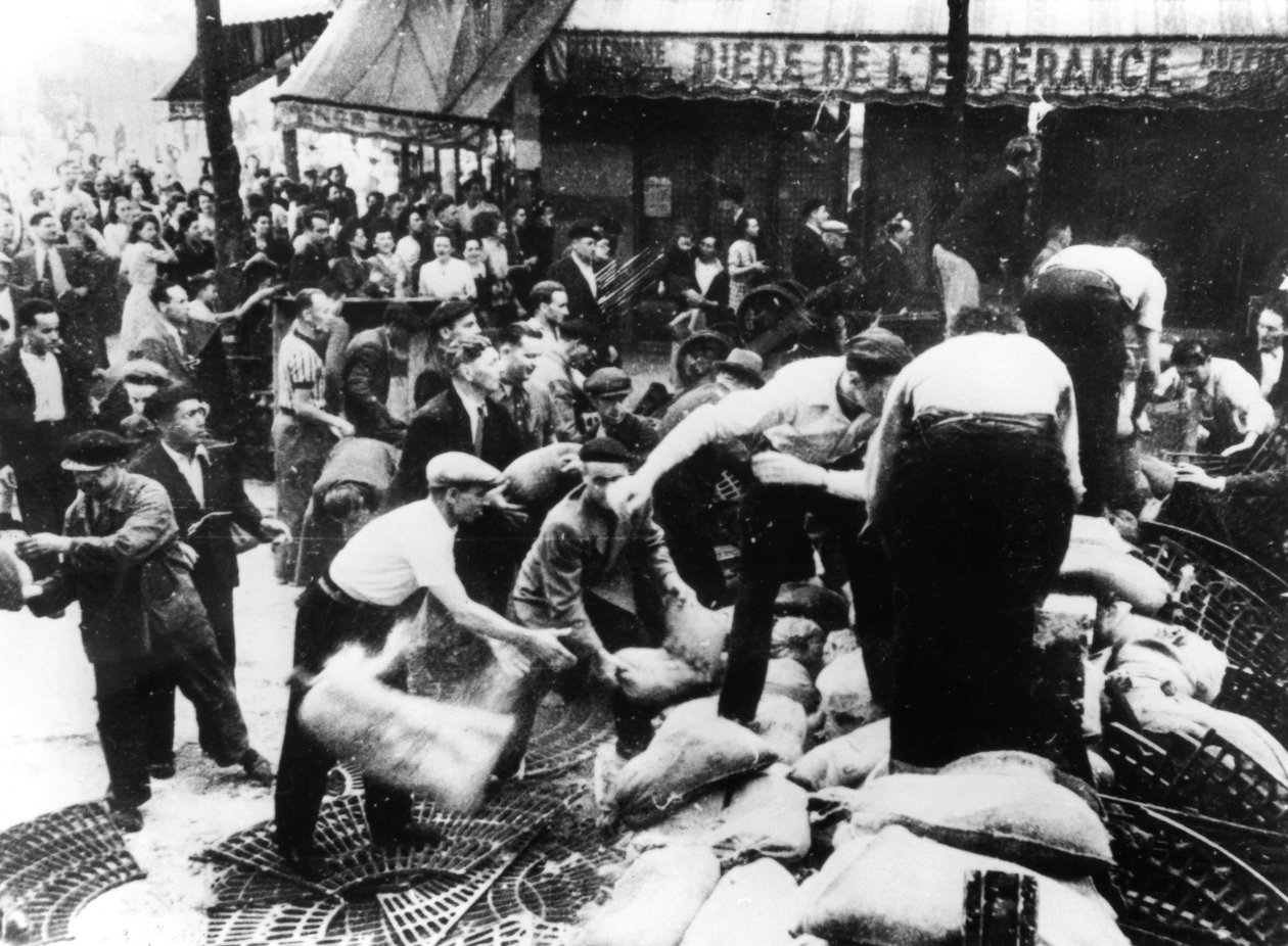 Stavba barikády, Paříž, 1944 od Unbekannt