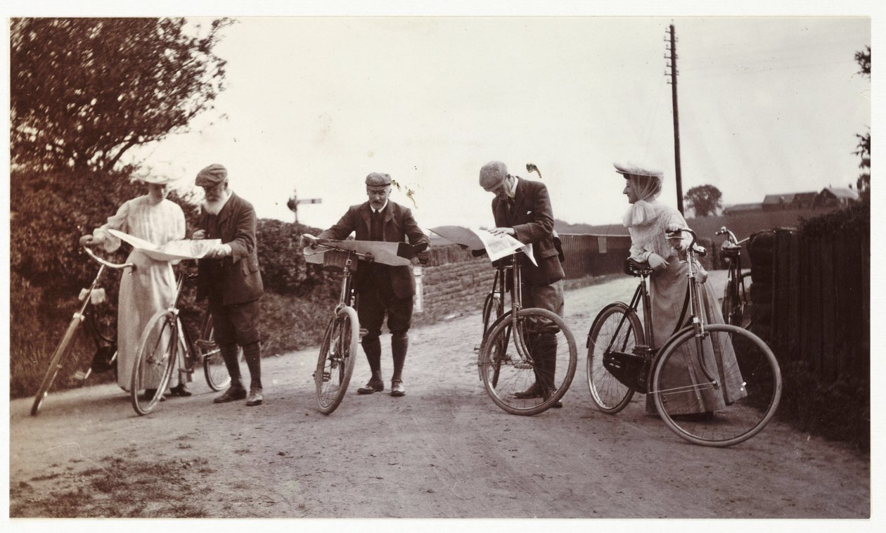Cyklisté při pohledu na mapy, c 1900 od Unbekannt