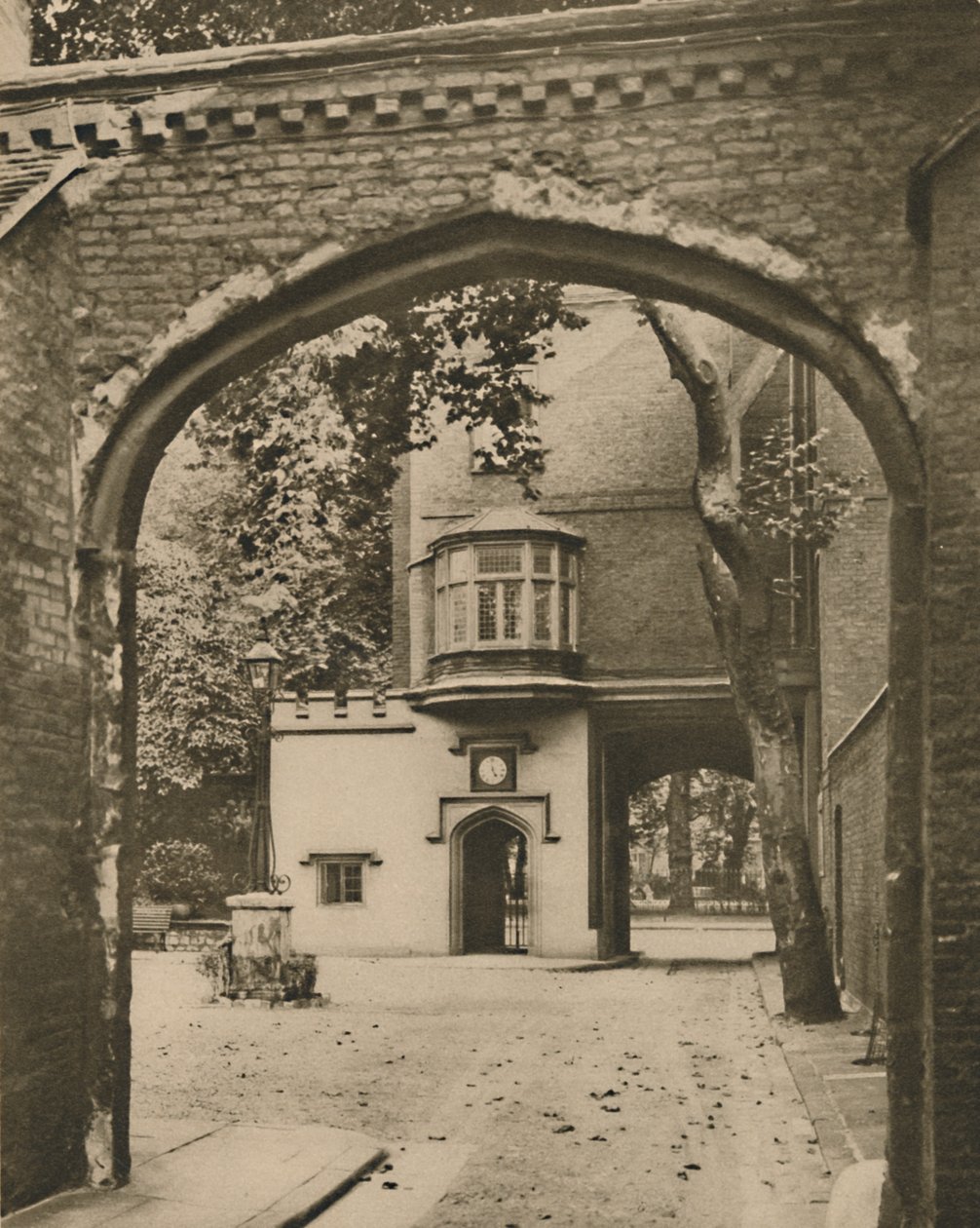 Vstupní nádvoří a brána Charterhouse, c1935. od Unbekannt