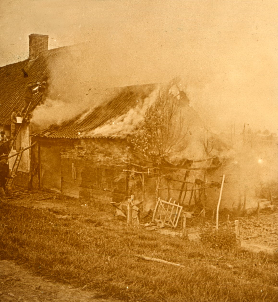 Dům zasažen granátem, c1914-c1918 od Unbekannt