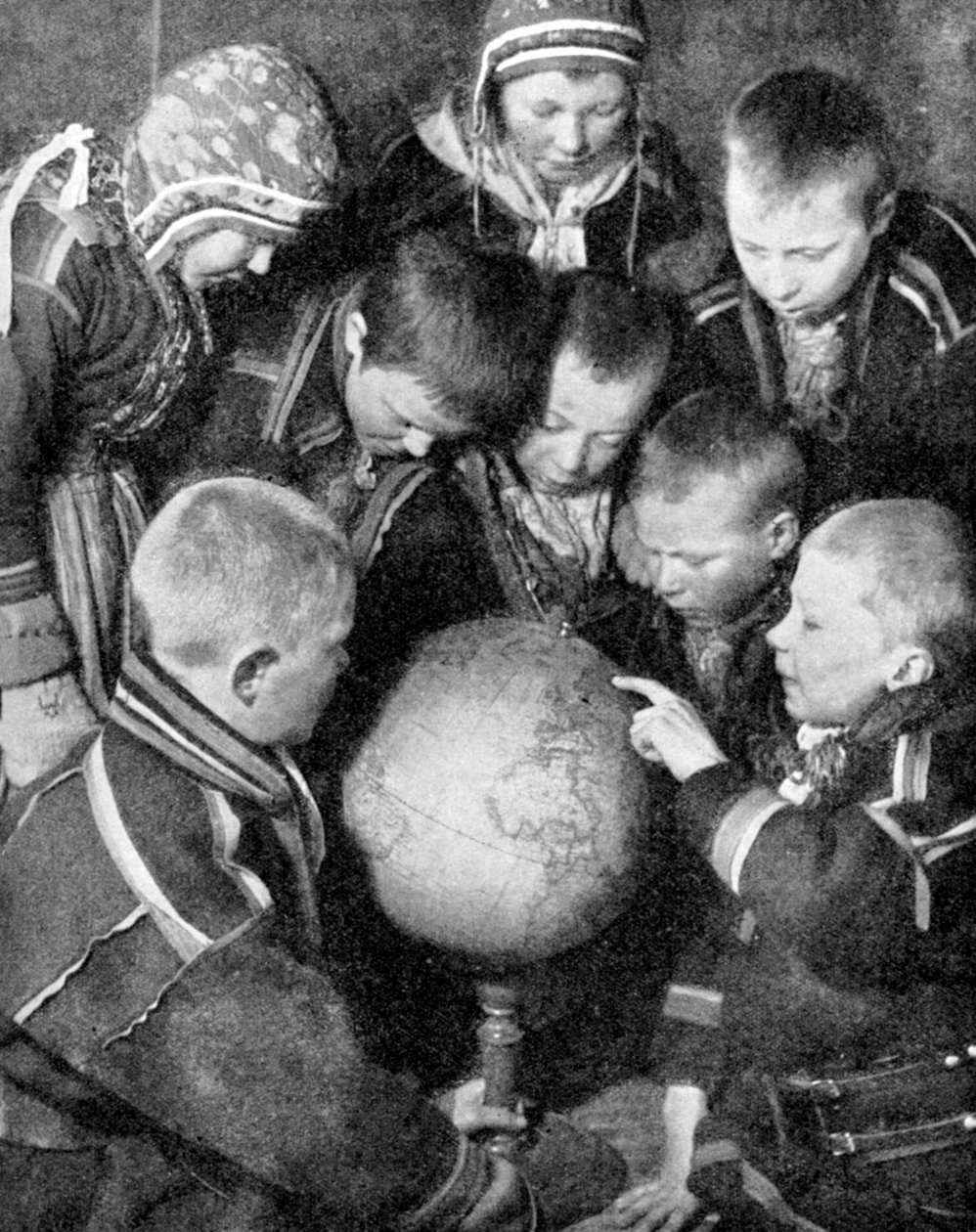 Laponské děti při pohledu na zeměkouli, 1936 od Unbekannt