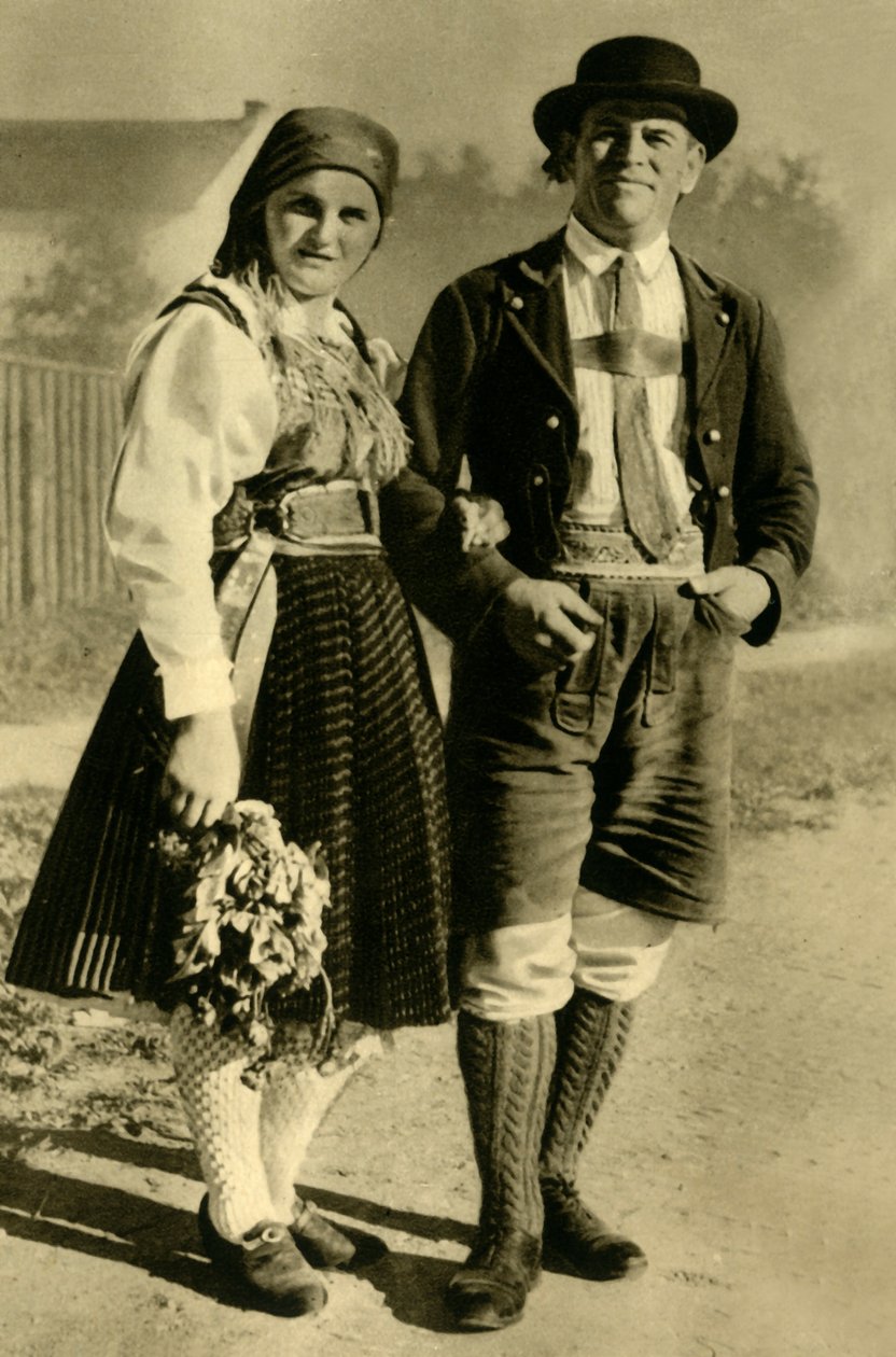 Novomanželé v tradičním kroji, Korutany, Rakousko, c1935. od Unbekannt