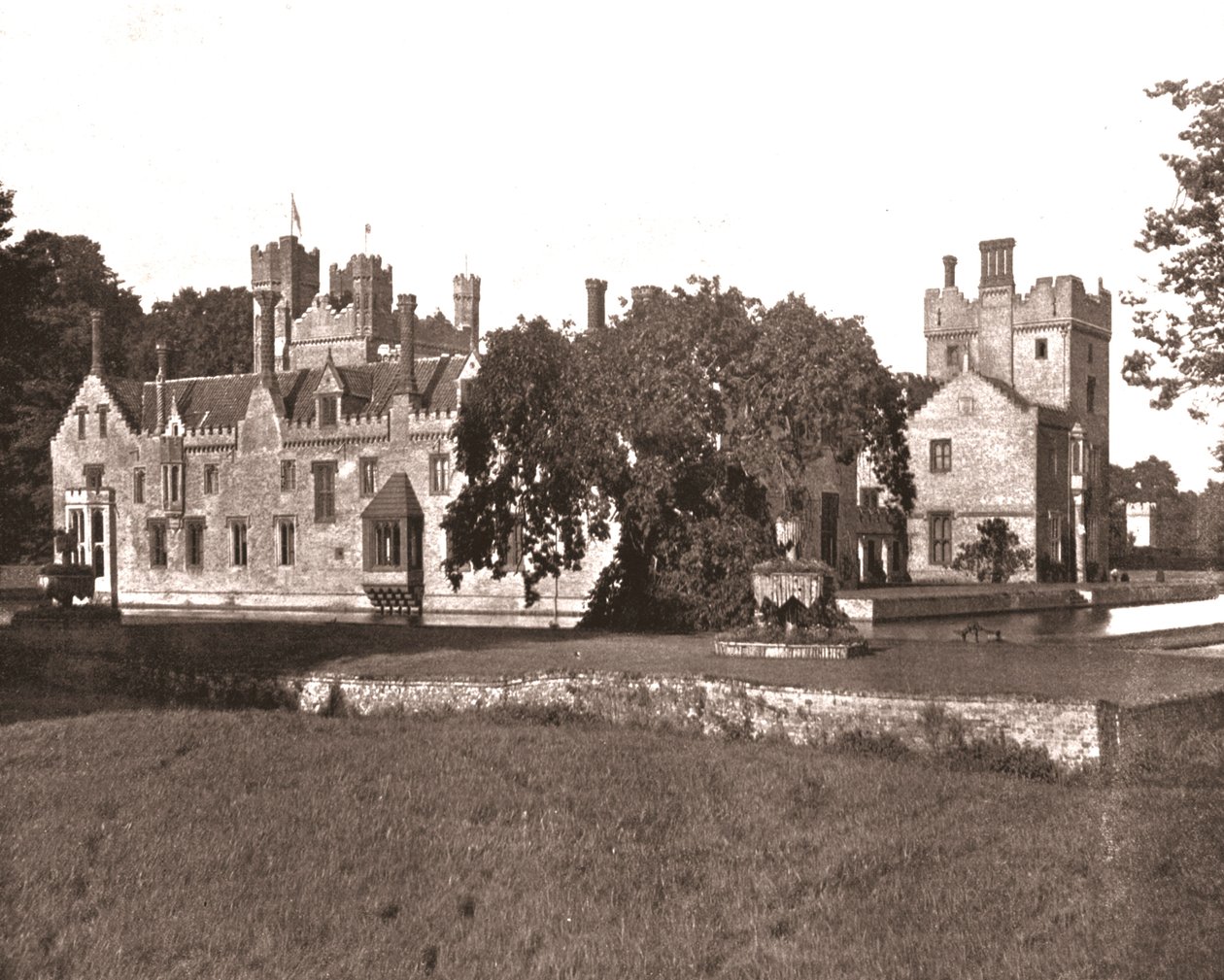 Oxburgh Hall, Norfolk, 1894. od Unbekannt