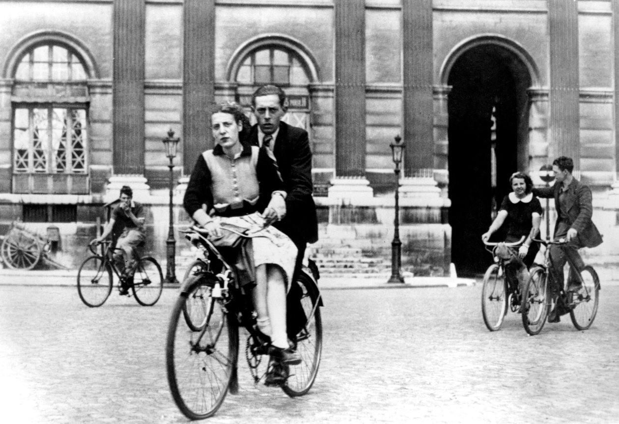 Pařížané cestující na kole, Němci okupovaná Paříž, červenec 1940 od Unbekannt