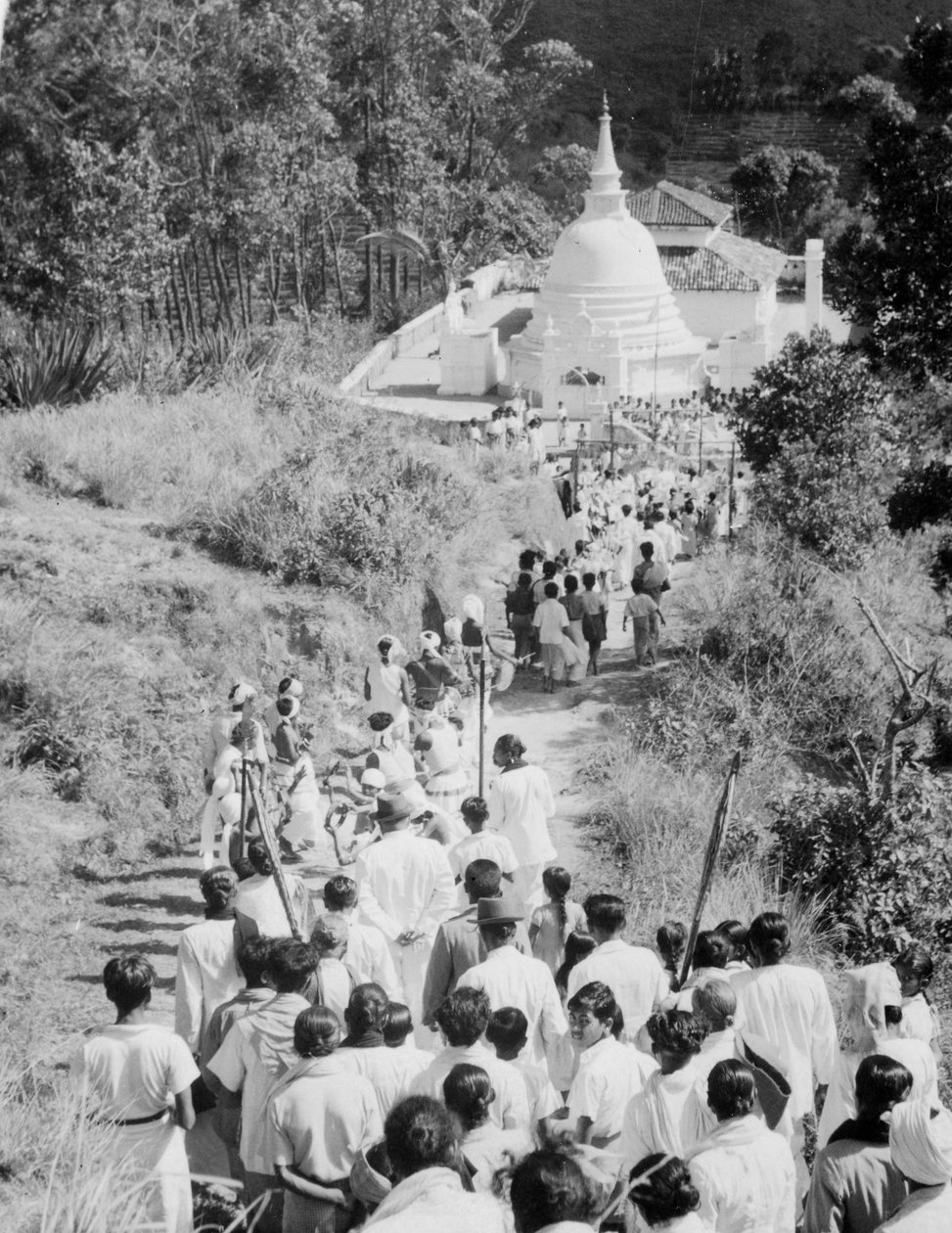 Procesí do buddhistického chrámu, Diyatalawa, Ceylon, c1945 od Unbekannt