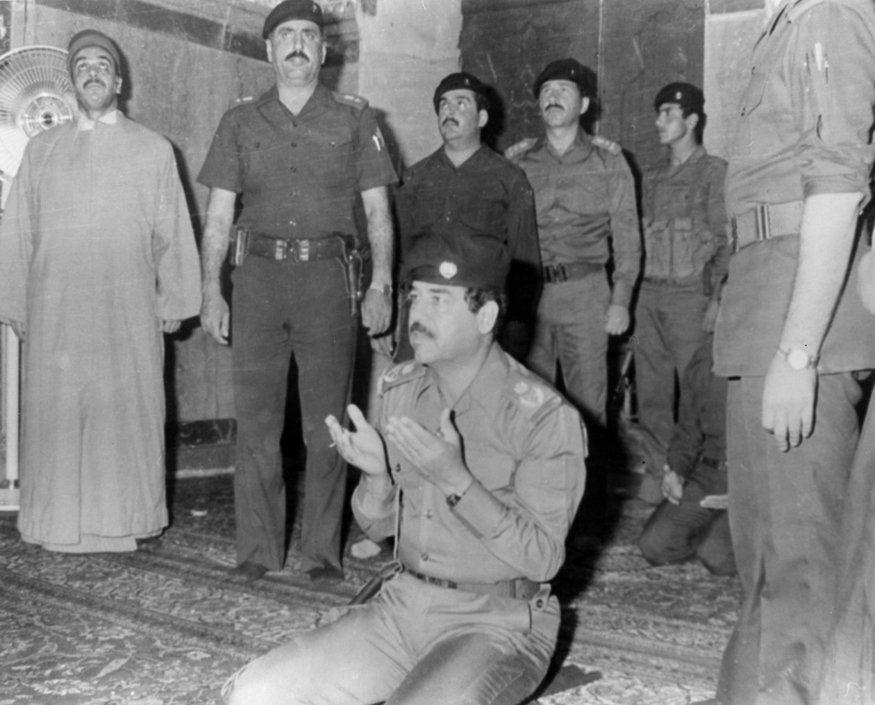 Saddám Husajn se modlí, Karbala, Irák, 1985 od Unbekannt