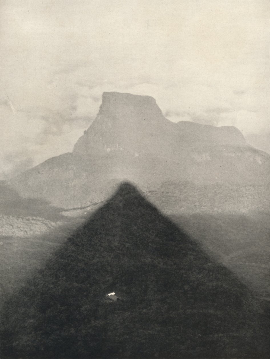 Schatten des Adamspik bei Sonnenaufgang, 1926 od Unbekannt