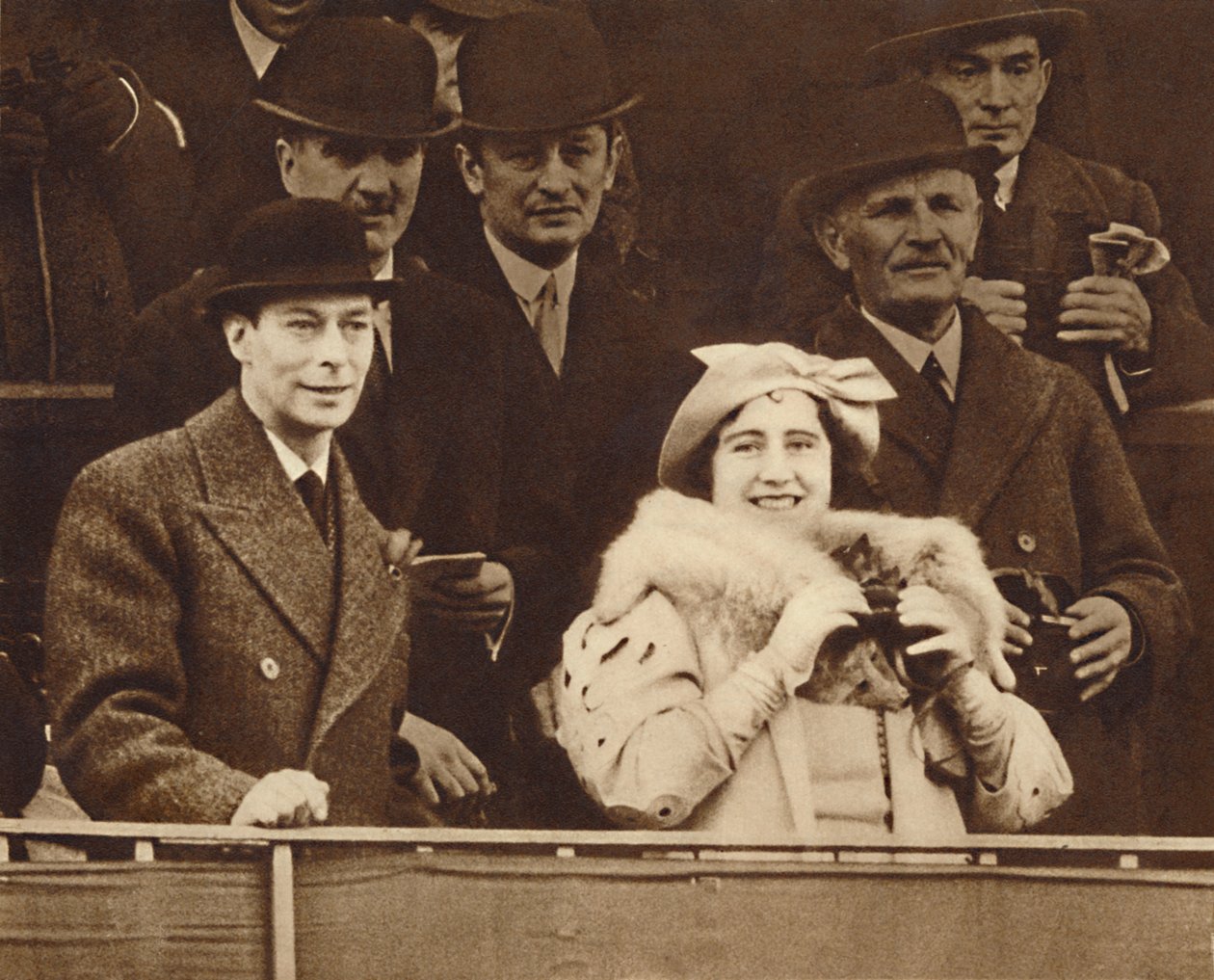 Sharing a Joke at Aintree, 1937 od Unbekannt