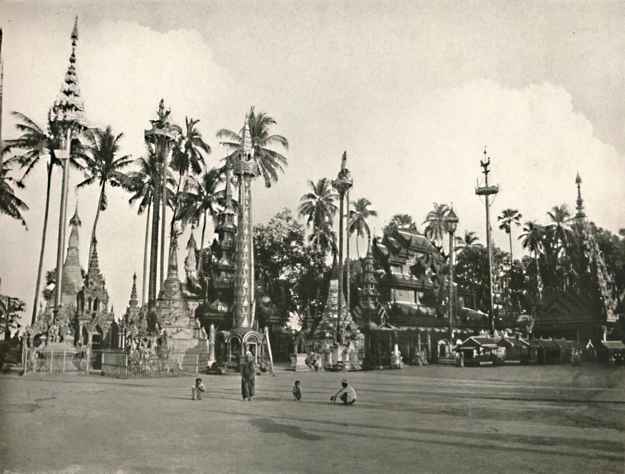 Svatyně v pagodě Shwedagon, Yangon, 1900. od Unbekannt