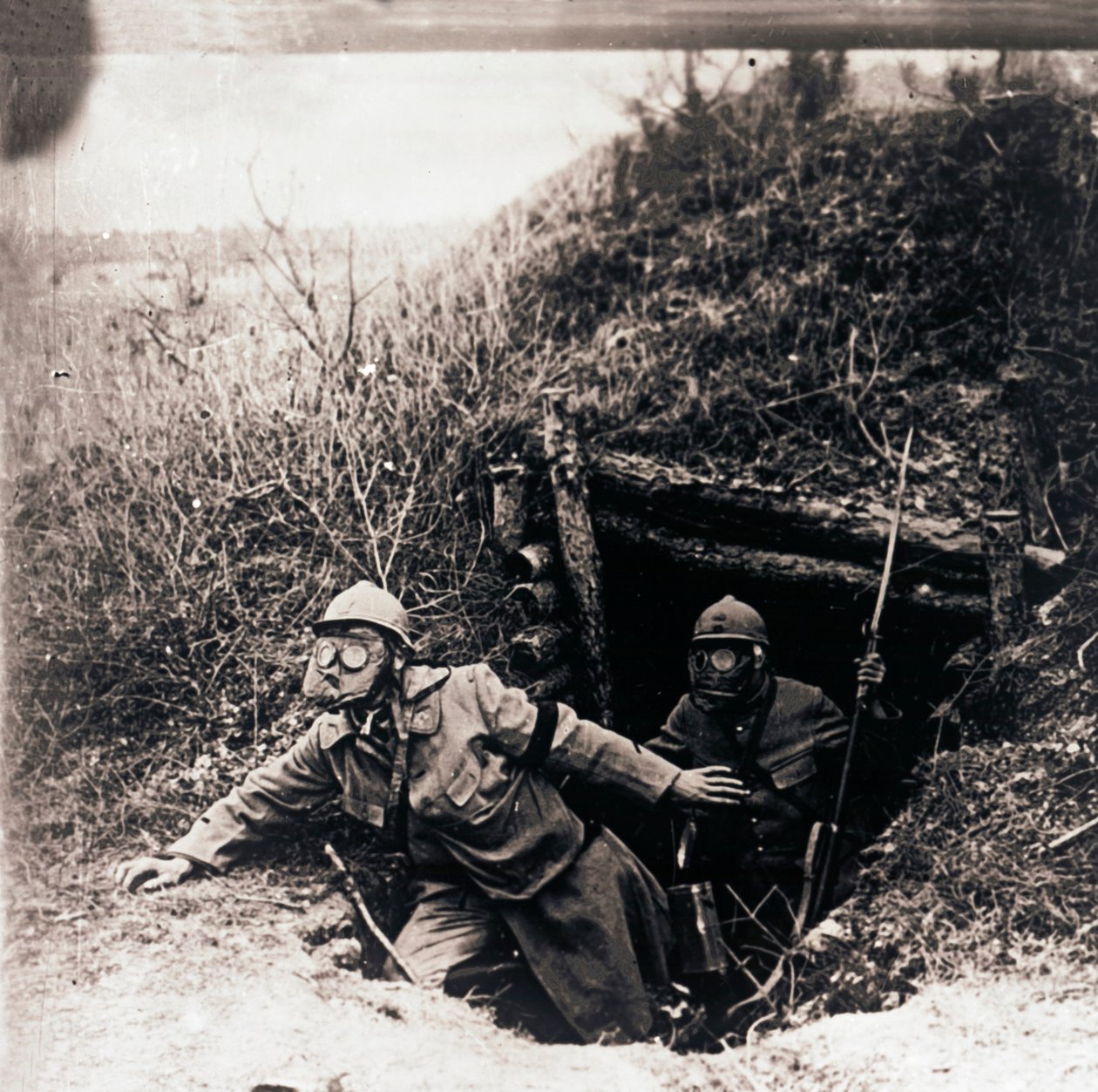 Vojáci v plynových maskách vycházející ze zákopů, c1914-c1918 od Unbekannt