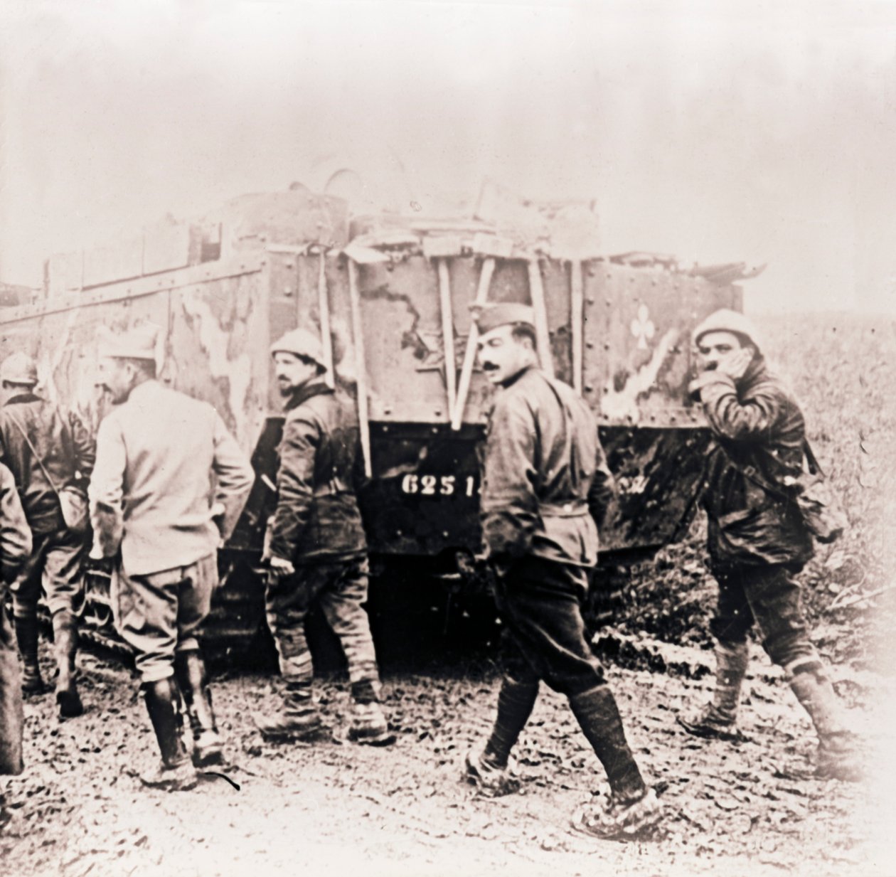 Vojáci jdoucí za tankem, c1914-c1918. od Unbekannt