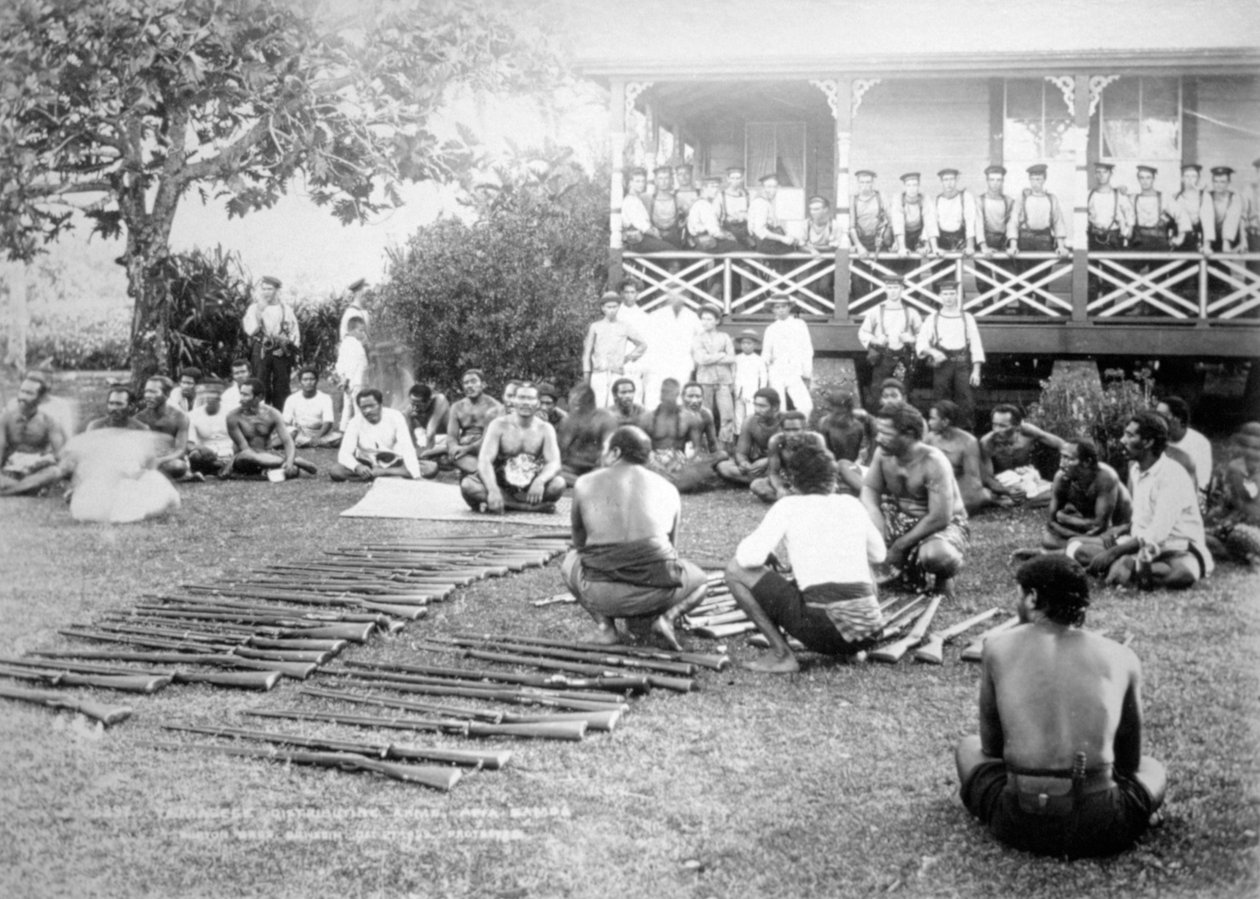 Tamasese distribuující zbraně, Apia, Samoa, 1899 od Unbekannt